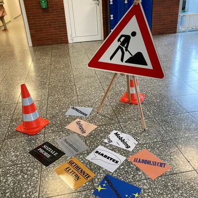 Bild vergrößern: Baustellenschild